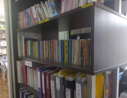 Библиотека расположена в методическом кабинете детского сада. Укомплектована книгами, методическими пособиями, детской художественной литературой, печатными изданиями по вопросам обучения и воспитания детей.